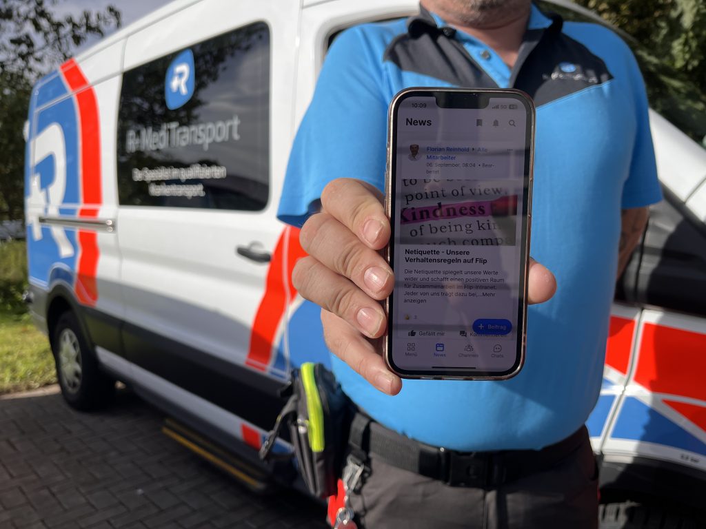 R+ MediTransport führt Mitarbeiter-App von Flip ein